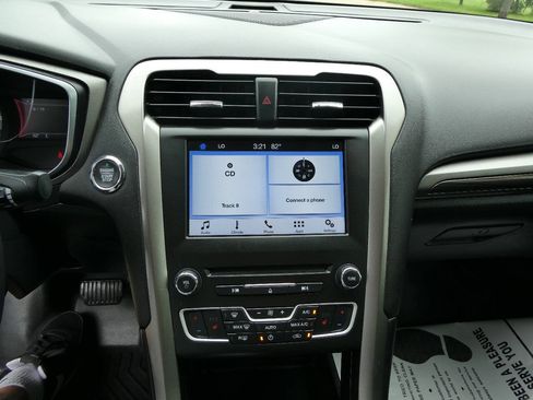 Used 2018 Ford Fusion SE w/ Fusion SE Technology Package FWD image 16