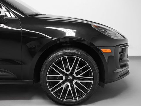 Certified 2022 Porsche Macan AWD/4WD image 16