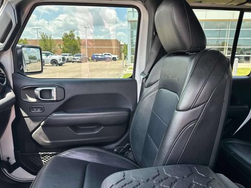 Used 2018 Jeep Wrangler Unlimited Sahara AWD/4WD image 17
