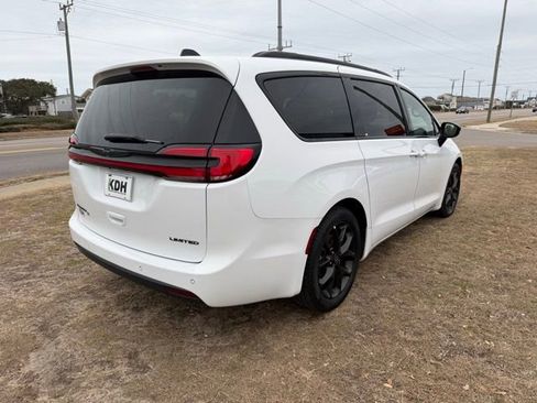 Used 2025 Chrysler Pacifica Limited FWD image 7