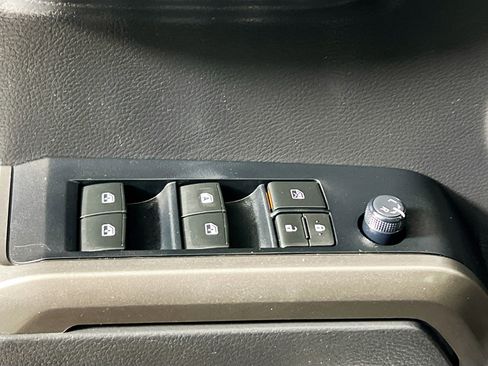 Used 2022 Toyota Tacoma SR5 w/ Technology Package image 16