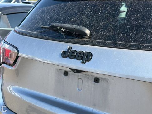 Used 2018 Jeep Compass Latitude w/ Popular Equipment Group FWD image 13