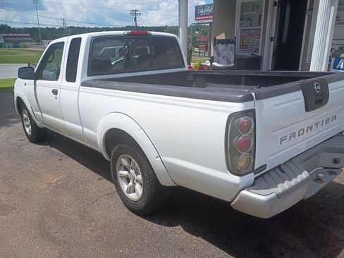 Used 2004 Nissan Frontier XE w/ (VTP) Value Truck Pkg RWD image 11