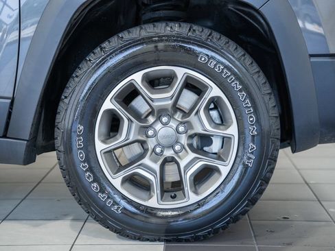 Used 2022 Jeep Cherokee Trailhawk w/ Premium Leather Package AWD/4WD image 19