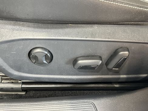 Used 2025 Volkswagen Jetta SE FWD image 14