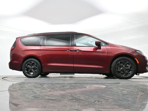 Used 2021 Chrysler Pacifica Limited w/ Uconnect Theater Family Group image 16