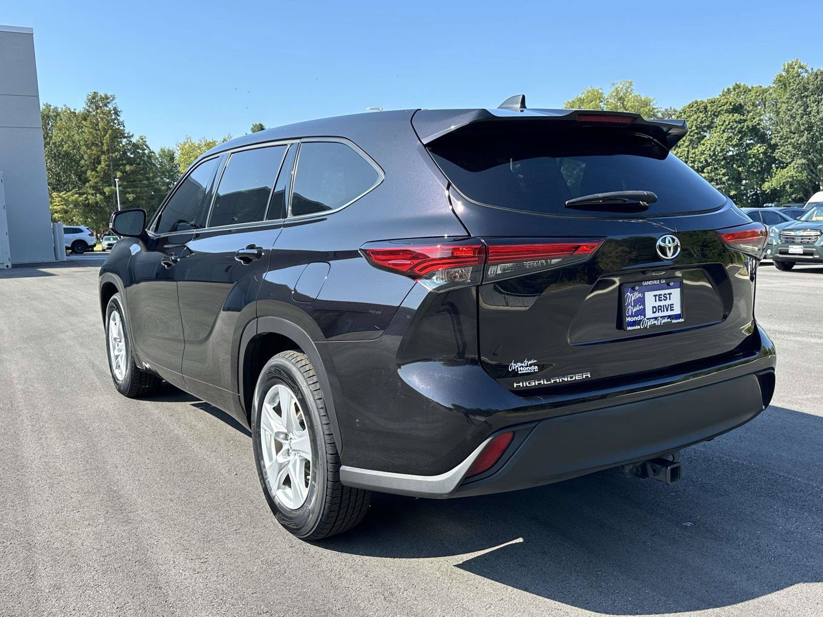Used 2022 Toyota Highlander L FWD image 23