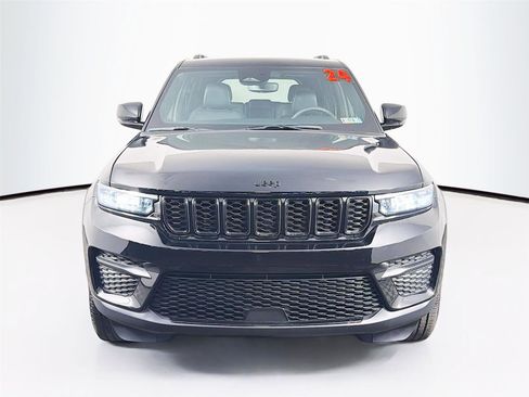 Used 2024 Jeep Grand Cherokee Altitude image 2