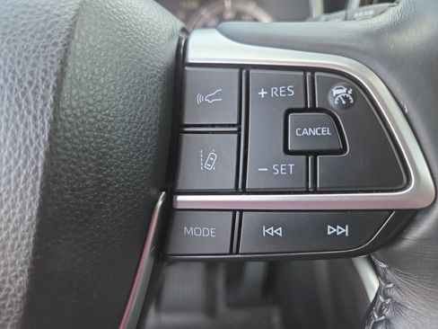 Certified 2022 Toyota Highlander XLE image 34