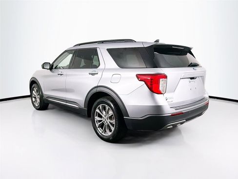Used 2021 Ford Explorer XLT w/ Equipment Group 202A image 5