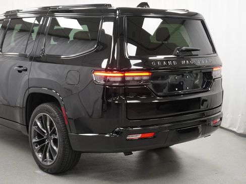 Certified 2025 Jeep Grand Wagoneer Series III w/ Rear Seat Video Group 1 AWD/4WD image 13