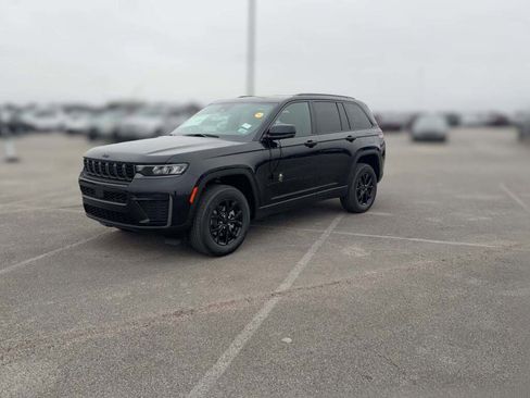 New 2026 Jeep Grand Cherokee Altitude image 4