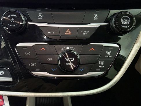 Used 2024 Chrysler Voyager LX image 34