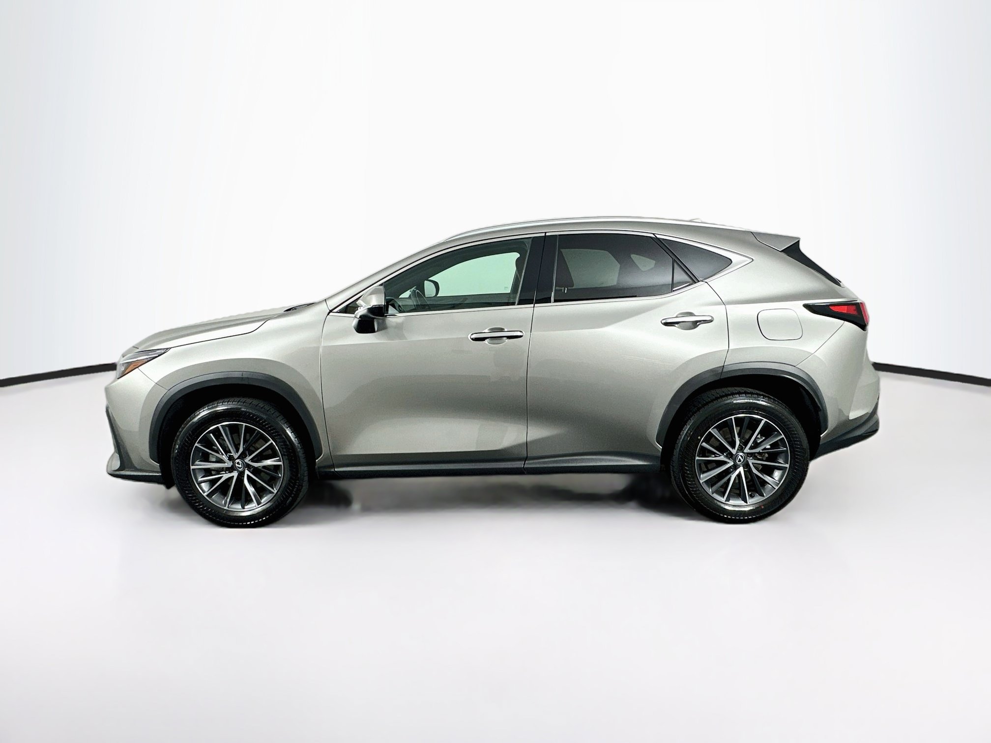 Used 2025 Lexus NX 250 FWD w/ Towing Package (2000 Lbs) image 4