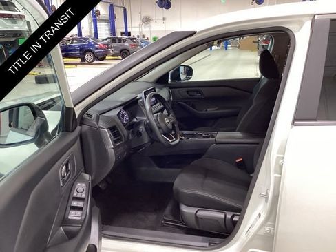Used 2024 Nissan Rogue S AWD/4WD image 10
