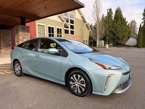 Used 2021 Toyota Prius XLE w/ Advanced Technology Package image 5