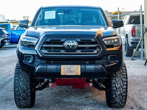 Used 2018 Toyota Tacoma SR image 9
