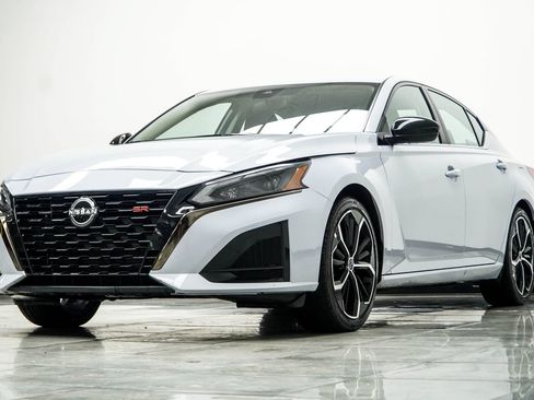 Used 2024 Nissan Altima 2.5 SR FWD image 8