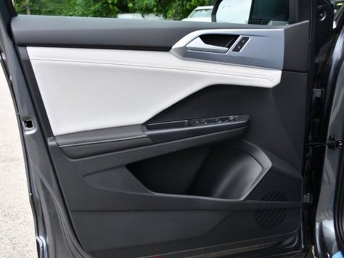 New 2025 Volkswagen Taos SE image 10