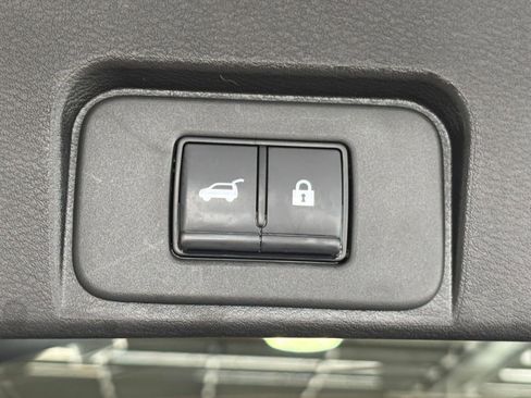 Used 2025 Nissan Rogue SV AWD/4WD image 23