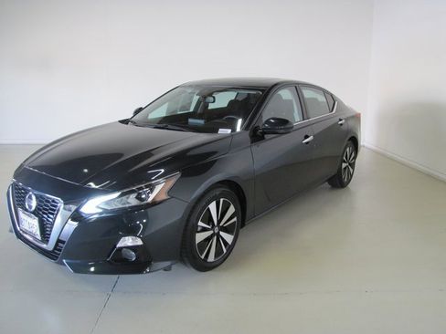 Used 2020 Nissan Altima 2.5 SV image 1