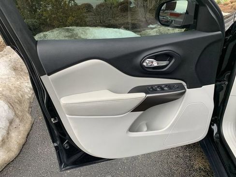 Used 2020 Jeep Cherokee Latitude Plus image 17