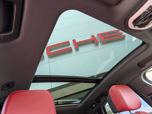Certified 2026 Porsche Macan AWD/4WD image 27