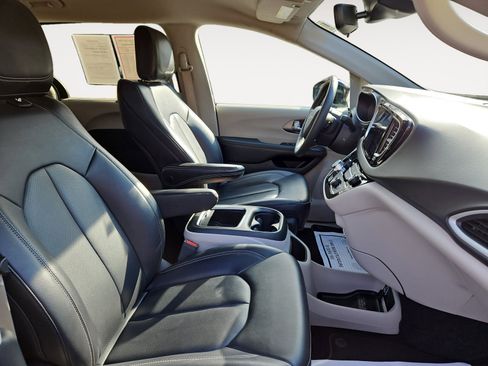 Used 2024 Chrysler Pacifica Touring-L image 15