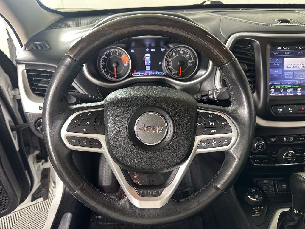 Used 2017 Jeep Cherokee Overland w/ Technology Group AWD/4WD image 23