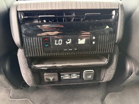 Used 2024 Jeep Wagoneer L Series II w/ Flexible Seating Group AWD/4WD image 13