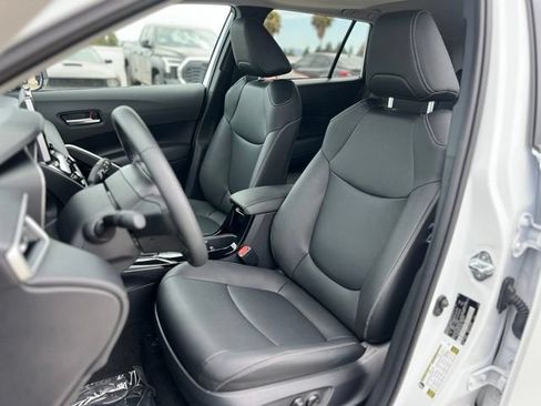 Used 2025 Toyota Corolla Cross XLE w/ Convenience Package FWD image 15