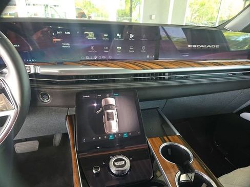 Certified 2025 Cadillac Escalade Sport Platinum AWD/4WD image 18