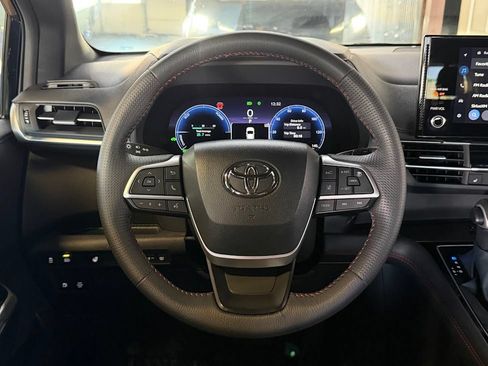 Used 2025 Toyota Sienna XSE AWD/4WD image 21
