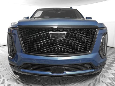 Used 2026 Cadillac Escalade Luxury w/ LPO, Radiant Package AWD/4WD image 3