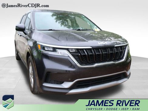 Used 2023 Kia Carnival LX image 8