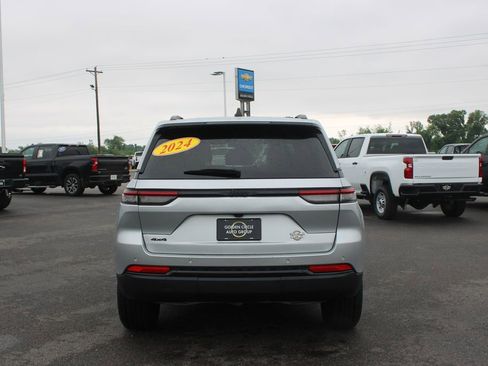 Used 2024 Jeep Grand Cherokee Altitude AWD/4WD image 8