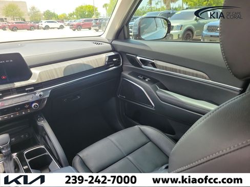 Certified 2025 Kia Telluride SX w/ SX Captain's Chair Package FWD image 18