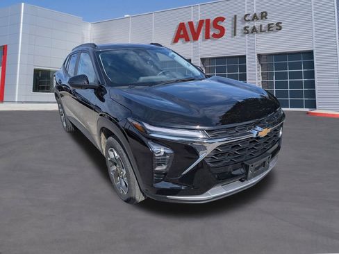 Used 2025 Chevrolet Trax LT w/ LT Convenience Package image 3