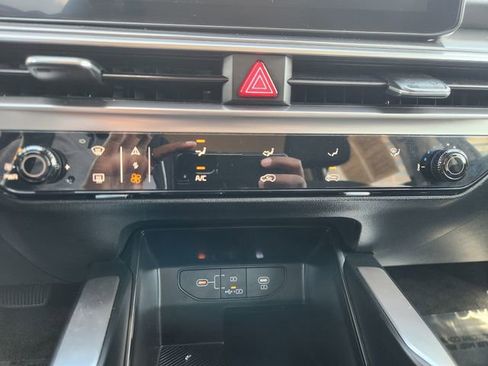 Used 2025 Kia Sorento LX image 18