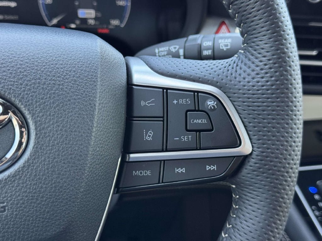 Used 2025 Toyota Sienna Platinum AWD/4WD image 11