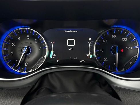 New 2026 Chrysler Pacifica Limited w/ Uconnect Theater Family Group image 33