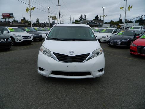 Used 2013 Toyota Sienna LE FWD image 3