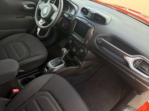 Used 2020 Jeep Renegade Latitude FWD image 17