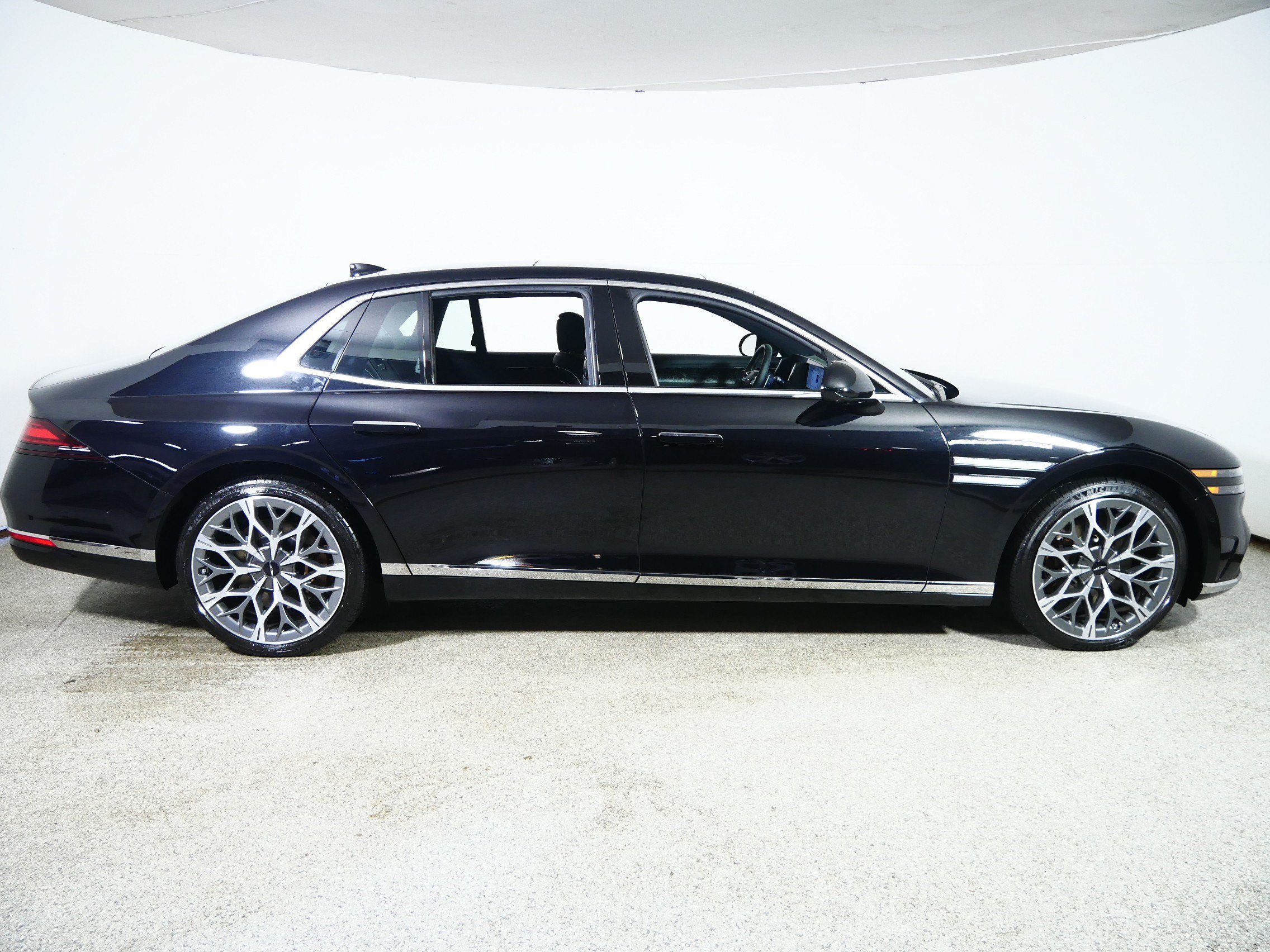 Used 2024 Genesis G90 3.5T AWD/4WD image 8