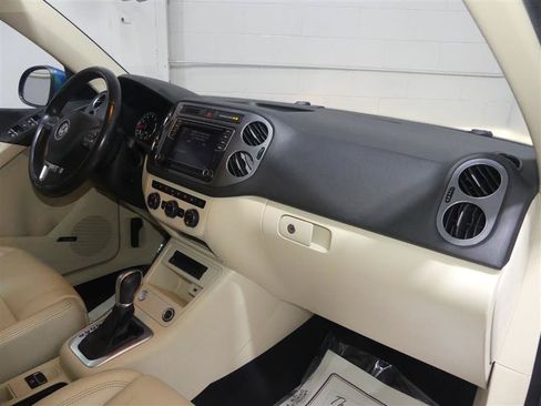 Used 2017 Volkswagen Tiguan SEL AWD/4WD image 23