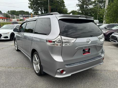Used 2018 Toyota Sienna SE Premium w/ Carpet Mat Package FWD image 5