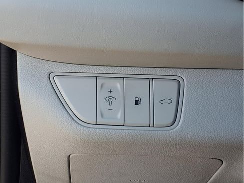 Used 2025 Genesis G70 2.5T image 16