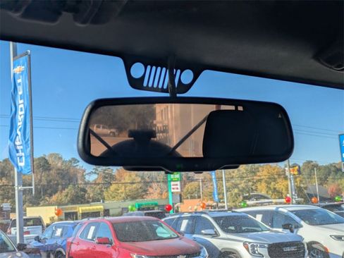 Used 2017 Jeep Wrangler Unlimited Sahara w/ Connectivity Group image 23