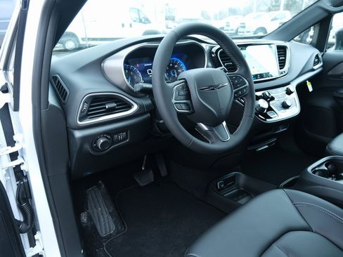 New 2026 Chrysler Voyager LX image 4