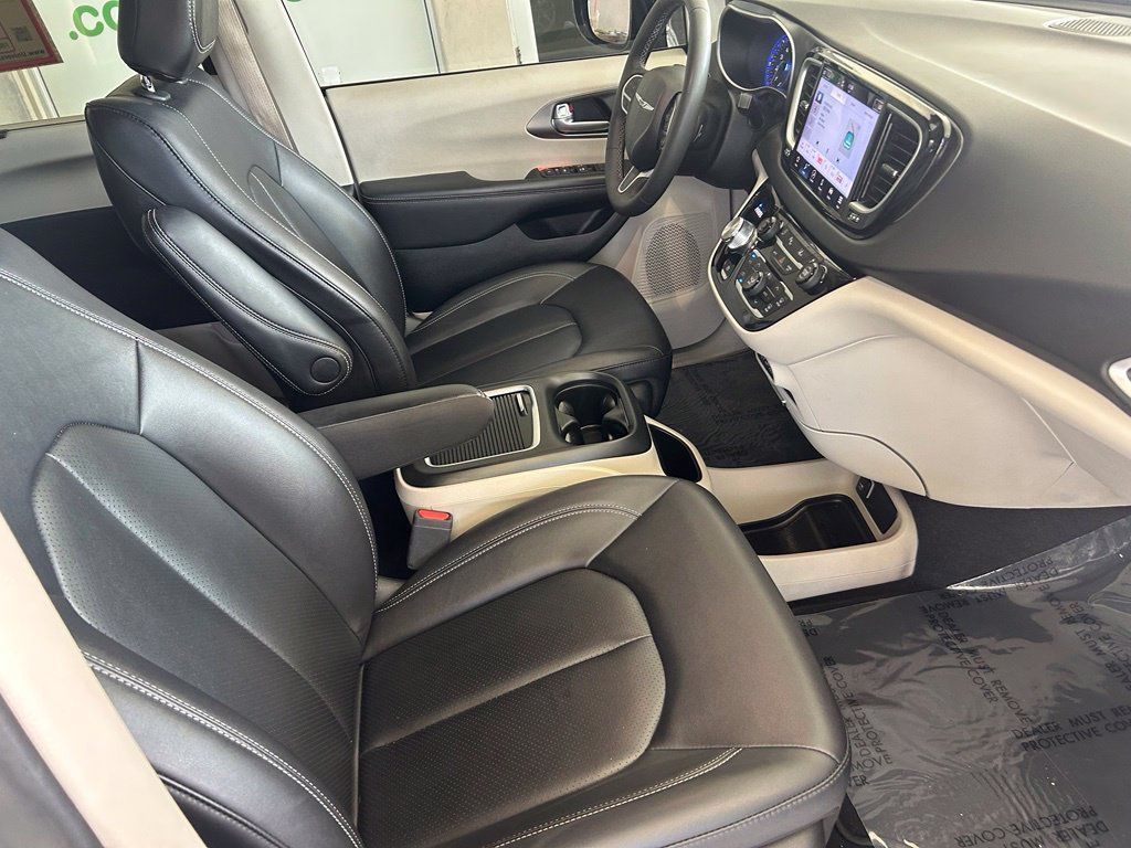 Used 2024 Chrysler Pacifica Touring-L FWD image 23